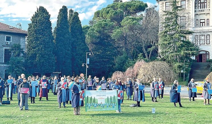 Kayyum Rektör iktidarı suçladı!