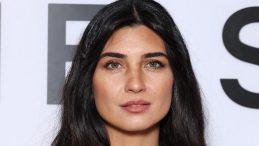 Oyuncu Tuba Büyüküstün’ün Paris günlükleri! Siyah dekolteli tarzıyla büyüledi