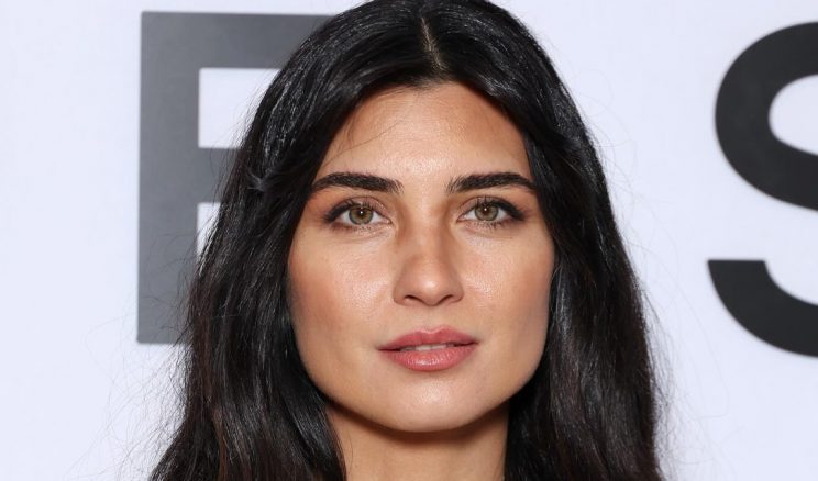 Oyuncu Tuba Büyüküstün’ün Paris günlükleri! Siyah dekolteli tarzıyla büyüledi